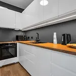 Lotnisko Chopina Modern Lägenhet Warszawa